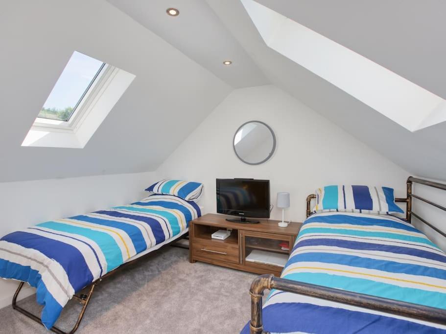 Lovely Holiday Home In Lyme Regis - Sleeps 8 Экстерьер фото